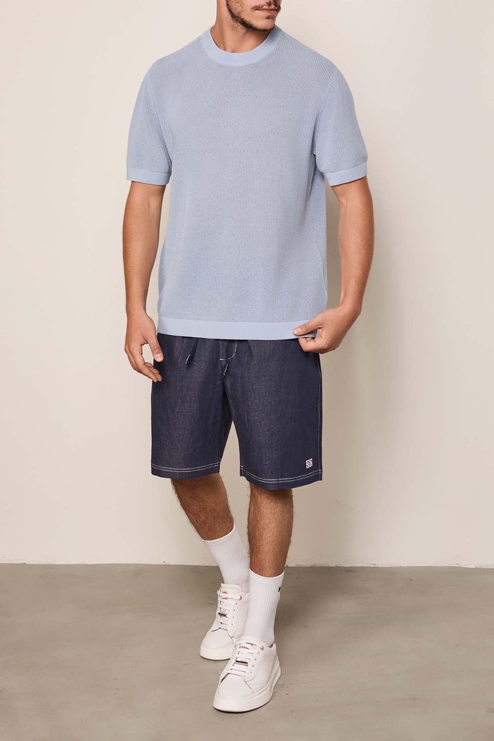 תמונת כל הלוק של חולצת טי